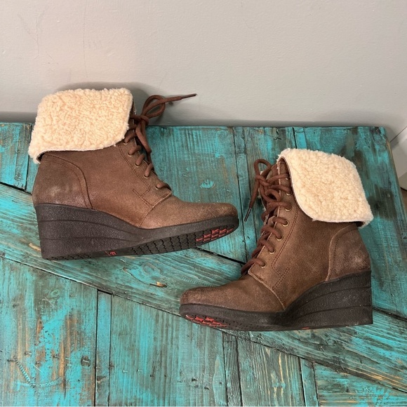 UGG Zea Chocolate Brown Wedge Ankle Shearling Boots Size 7 - Picture 6 of 16